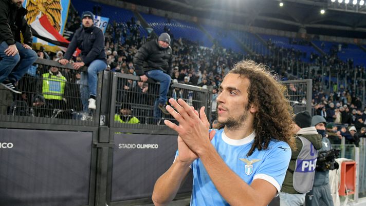 ROME, ITALY - JANUARY 07: Matteo Guendouzi of SS Lazio applauds his fans after the Serie A match between SS Lazio and ACF Fiorentina at Stadio Olimpico on January 07, 2026 in Rome, Italy. (Photo by Marco Rosi - SS Lazio/Getty Images) Lazio, Tedesco su Guendouzi: “Credo sia l’uomo giusto, l’ho visto molto sveglio” - immagine 1