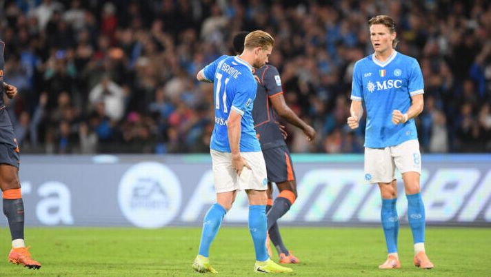 NAPLES, ITALY - OCTOBER 25: Kevin De Bruyne of SSC Napoli reacts after sustaining an injury while scoring the opening goal from a penalty during the Serie A match between SSC Napoli and FC Internazionale at Stadio Diego Armando Maradona on October 25, 2025 in Naples, Italy. (Photo by SSC NAPOLI/SSC NAPOLI via Getty Images) FLASH – Doppio stop per Napoli e Inter: fuori per infortunio De Bruyne e Mkhitaryan, cos’è successo - immagine 1