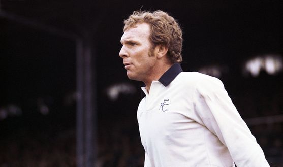 Londra, Inghilterra - 21 aprile 1975: Bobby Moore, ex giocatore dei Seattle Sounders, qui con la maglia del Fulham. (Foto di Don Morley/Allsport/Getty Images) Mondiale per Club: Seattle Sounders, da Washington al mondo- immagine 2