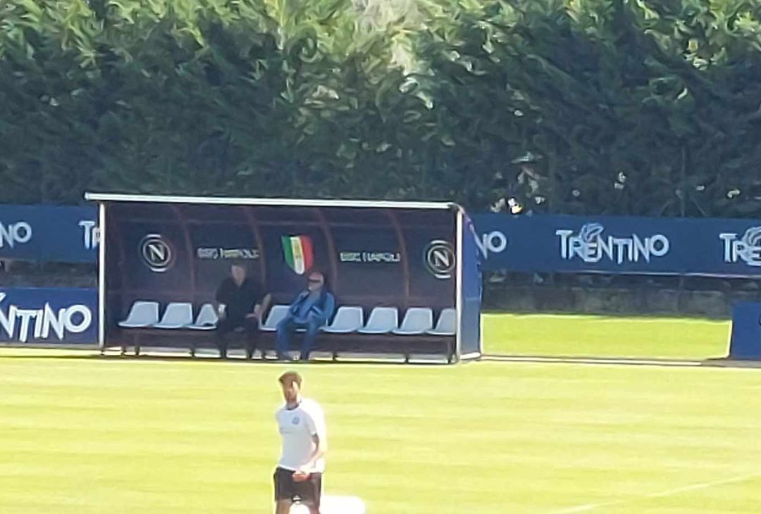 GALLERY De Laurentiis si siede in panchina per assistere all’allenamento - immagine 2