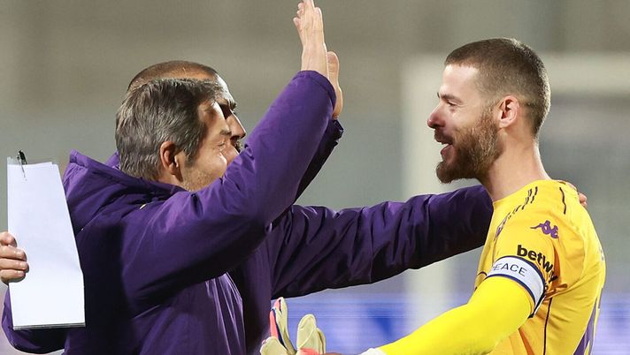 FLORENCE, ITALY - DECEMBER 21: David de Gea goalkeeper of ACF Fiorentina celebrates the victory after during the Serie A match between ACF Fiorentina and Udinese Calcio at Artemio Franchi on December 21, 2025 in Florence, Italy. (Photo by Gabriele Maltinti/Getty Images) Sorrentino: “Avete sentito De Gea? Se è andato in difficoltà lui, pensate gli altri” - immagine 1