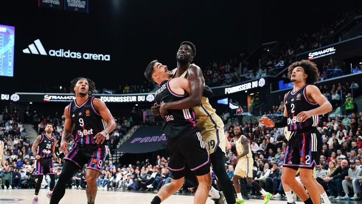 PARIS, FRANCE - DECEMBER 16: Leopold Cavaliere, #4 of Paris Basketball competes with Youssoupha Fall, #19 of FC Barcelona during the EuroLeague Regular Season Round 16 match between Paris Basketball and FC Barcelona at Adidas Arena on December 16, 2025 in Paris, France. (Photo by Herve Bellenger/Euroleague Basketball via Getty Images) Stella Rossa-Paris Streaming e Diretta: dove vedere l’Eurolega in TV - immagine 1
