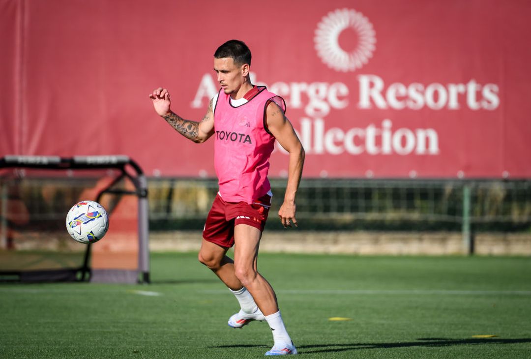 Trigoria, la firma e il primo allenamento di Enzo Le Fée con la Roma – FOTO GALLERY - immagine 7