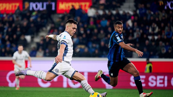 BERGAMO, ITALY - MARCH 16: Lautaro Martinez of FC Internazionale scores his team's a second goal during the Serie match between Atalanta and Inter at Gewiss Stadium on March 16, 2025 in Bergamo, Italy. (Photo by Mattia Ozbot - Inter/Inter via Getty Images) Atalanta-Inter, un film targato Clemi Cinematografica: neroazzurri come in “Parenti serpenti” - immagine 1