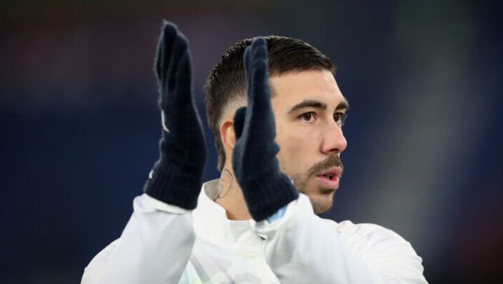 ROME, ITALY - DECEMBER 28: Mattia Zaccagni of SS Lazio greets the fans during the warm up before the Serie A match between SS Lazio and Atalanta at Stadio Olimpico on December 28, 2024 in Rome, Italy. (Photo by Paolo Bruno/Getty Images) BREAKING – Lazio, Zaccagni in gruppo: cosa filtra per il Verona! Noslin, Pedro e Tavares… - immagine 1