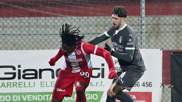 PESARO, ITALY - DECEMBER 15: Alvin Okoro of Vis Pesaro and Gabriele Minotti of Milan Futuro in action during the Serie C match between Vis Pesaro and Milan Futuro on December 15, 2024 in Pesaro, Italy.  (Photo by AC Milan/AC Milan via Getty Images)  Dal piede sulla fronte di Nava alle voci di mercato: è il momento di Okoro - immagine 1