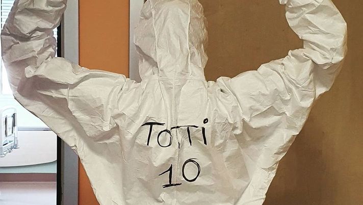 Valentina, l’infermiera con il “Totti 10” sulla tuta: “È il mio supereroe. Mi dà la forza per combattere il Covid” - immagine 1