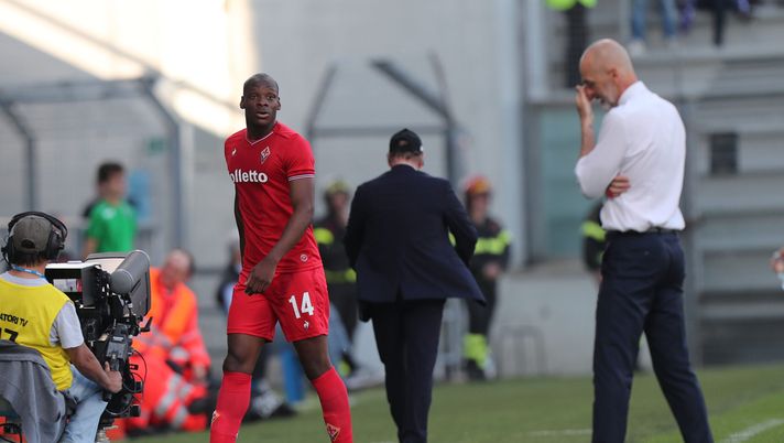 REGGIO NELL'EMILIA, ITALY - APRIL 21: Bryan Dabo of ACF Fiorentina leaves the pitch after being sent off during the serie A match between US Sassuolo and ACF Fiorentina at Mapei Stadium - Citta' del Tricolore on April 21, 2018 in Reggio nell'Emilia, Italy. (Photo by Gabriele Maltinti/Getty Images) Dabo: “Senza Pioli saremmo andati allo sbando. Dimissioni? C’era chi piangeva” - immagine 1