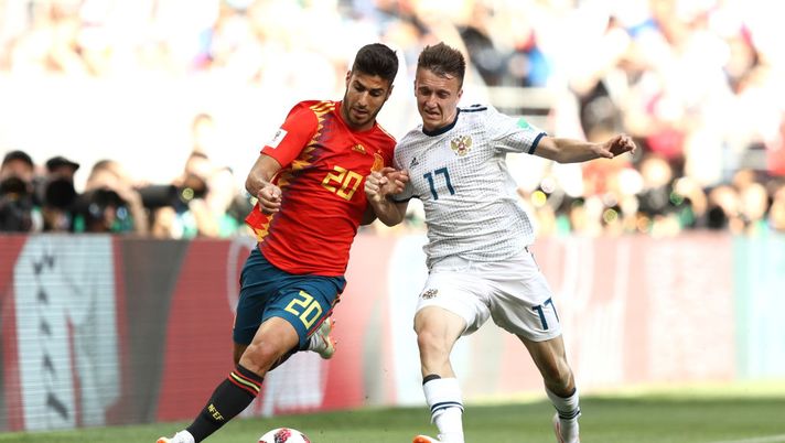 MOSCOW, RUSSIA - JULY 01: Marco Asensio of Spain battles for possession with Aleksandr Golovin of Russia during the 2018 FIFA World Cup Russia Round of 16 match between Spain and Russia at Luzhniki Stadium on July 1, 2018 in Moscow, Russia. (Photo by Ryan Pierse/Getty Images) spagna