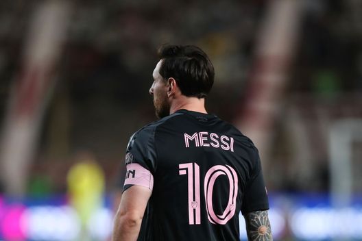 Messi con la maglia dell'Inter Miami (Foto di Raul Sifuentes/Getty Images) La pazza notte di Messi: 2 assist, attacco alla Mls ed esultanza in faccia a chi lo provocava- immagine 2