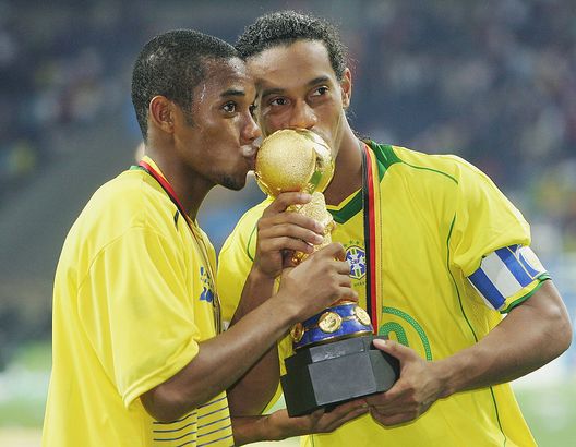 Francoforte, Germania - 29 giugno 2005: Robinho e Ronaldinho baciano il trofeo della Confederations Cup. (Foto di Stuart Franklin/Bongarts/Getty Images) Palmeiras-Gremio, scuole a confronto: i più grandi talenti sfornati dalle due squadre- immagine 4