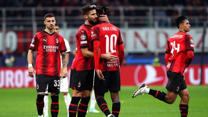 MILAN, ITALY - NOVEMBER 07: Rafael Leao of AC Milan is embraced by teammate Olivier Giroud after he is substituted during the UEFA Champions League match between AC Milan and Paris Saint-Germain at Stadio Giuseppe Meazza on November 07, 2023 in Milan, Italy. (Photo by Marco Luzzani/Getty Images) Champions, Milan-Psg 2-1 e Lazio-Feyenoord 1-0: decidono Giroud e Immobile - immagine 1