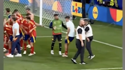 Morata si fa male per colpa dello… steward: guarda che scivolata!