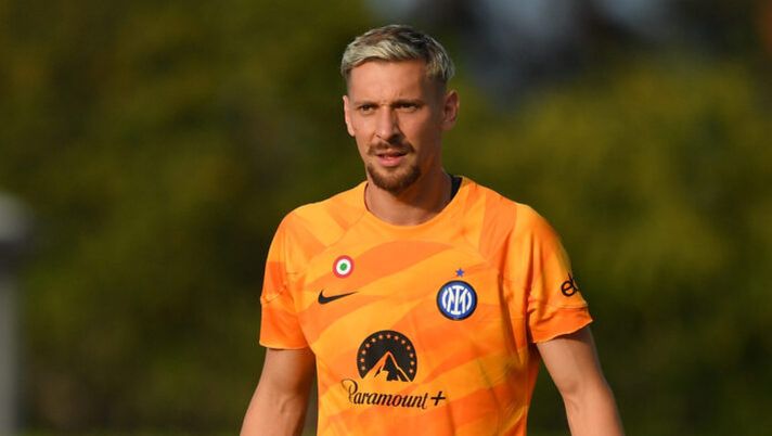COMO, ITALY - JULY 21: Andrei Ionut Radu of FC Internazionale looks on during the friendly match between FC Internazionale and US Pergolettese at the club's training ground Suning Training Center at Appiano Gentile on July 21, 2023 in Como, Italy. (Photo by Mattia Pistoia - Inter/Inter via Getty Images) Inter, cessione in Premier League per Radu: i dettagli sulla formula - immagine 1