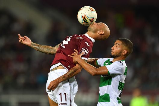 TURIN, ITALY - AUGUST 25: Simone Zaza (L) of Torino FC is challenged by Jeremy Toljan of US Sassuolo during the Serie A match between Torino FC and US Sassuolo at Stadio Olimpico di Torino on August 25, 2019 in Turin, Italy. (Photo by Valerio Pennicino/Getty Images)