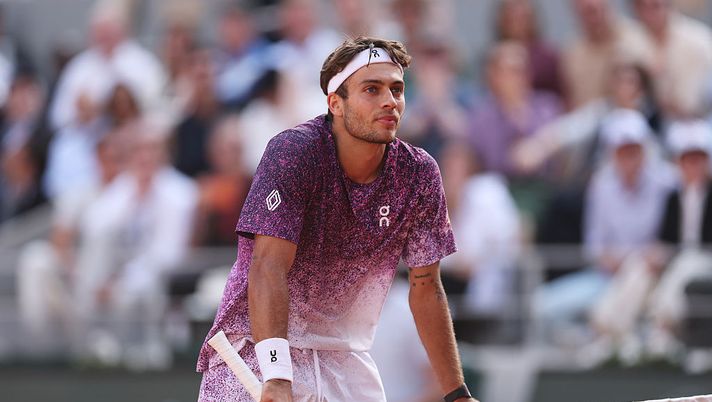 PARIS, FRANCE - JUNE 07: Flavio Cobolli of Italy reacts at the net after a missed shot against Alexander Zverev of Germany in the Men's Singles final match on Day Fifteen of the 2026 French Open at Roland Garros on June 07, 2026 in Paris, France. (Photo by Dan Istitene/Getty Images) Da Parigi al Calcio Storico. Cobolli sarà il Magnifico Messere - immagine 1