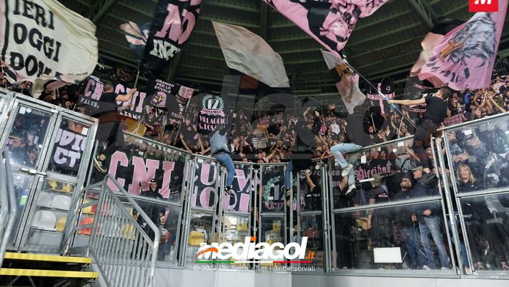 Palermo, altro striscione contro l’allenatore rosanero: “Dionisi vattene” - immagine 1