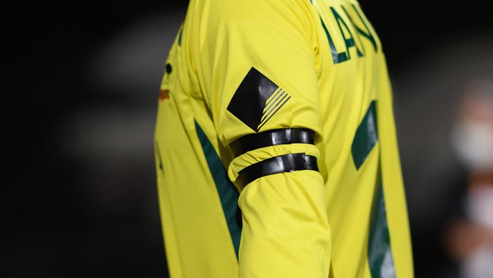 HAMILTON, NEW ZEALAND - MARCH 05: Meg Lanning of Australia is seen wearing two black armbands to commemorate Australian Cricket greats Shane Warne and Rod Marsh during the 2022 ICC Women's Cricket World Cup match between Australia and England at Seddon Park on March 05, 2022 in Hamilton, New Zealand. (Photo by Kai Schwoerer/Getty Images) Valencia incidente