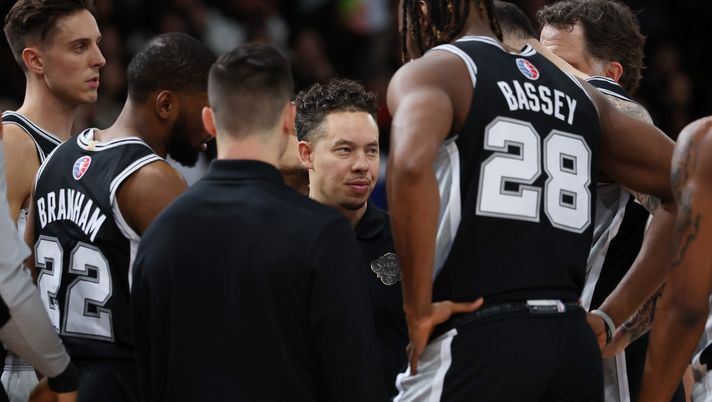 PARIS, FRANCE - JANUARY 25: Acting head coach Mitch Johnson of the San Antonio Spurs huddles with his team during the fourth quarter against the Indiana Pacers at The Accor Arena on January 25, 2025 in Paris, France. NOTE TO USER: User expressly acknowledges and agrees that, by downloading and or using this photograph, User is consenting to the terms and conditions of the Getty Images License Agreement. (Photo by Dean Mouhtaropoulos/Getty Images) Dove vedere Spurs-Grizzlies in diretta TV: streaming gratis NBA e quintetti - immagine 1