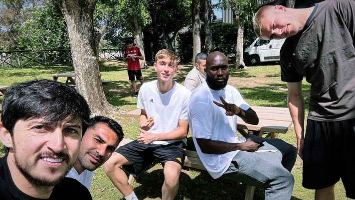 La Roma fa gruppo in vista del Bayer: grigliata a Trigoria dopo l’allenamento La Roma fa gruppo in vista del Bayer: grigliata a Trigoria dopo l’allenamento - immagine 1