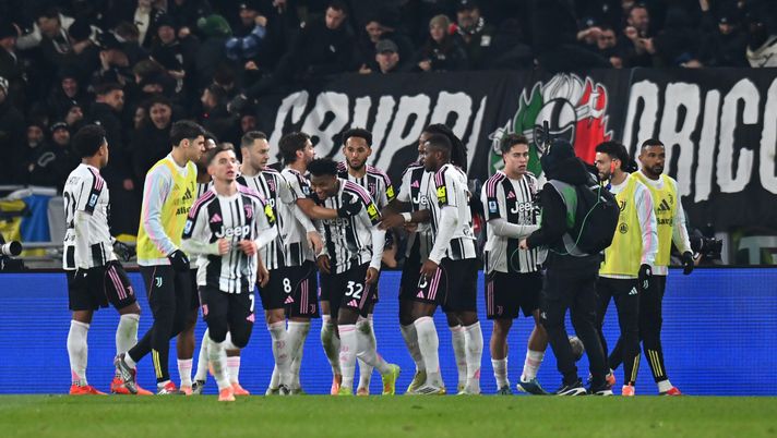 BOLOGNA, ITALY - DECEMBER 14: Juan Cabal of Juventus celebrates scoring his team's first goal during the Serie A match between Bologna FC 1909 and Juventus FC at Renato Dall'Ara Stadium on December 14, 2025 in Bologna, Italy. (Photo by Alessandro Sabattini/Getty Images) Serie A, alla Juve basta Cabal: Bologna battuto 1-0, bianconeri al quinto posto - immagine 1