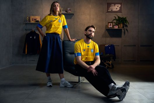 Dinamo Kiev, ecco le nuove maglie: nello spot i tifosi si riparano da un attacco russo- immagine 3