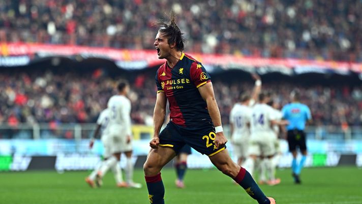 GENOA, ITALY - NOVEMBER 09: Lorenzo Colombo of Genoa celebrates scoring his team's second goal during the Serie A match between Genoa CFC and ACF Fiorentina at Luigi Ferraris Stadium on November 09, 2025 in Genoa, Italy. (Photo by Simone Arveda/Getty Images) Colombo: “Il gol contro la Fiorentina il click della mia stagione. Sono rinato” - immagine 1