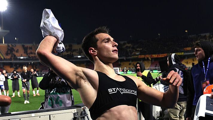 LECCE, ITALY - DECEMBER 27: Tasos Douvikas of Como 1907 after the Serie A match between US Lecce and Como 1907 at Stadio Via del Mare on December 27, 2025 in Lecce, Italy. (Photo by Maurizio Lagana/Getty Images) Como-Torino, le formazioni ufficiali: la scelta su Douvikas, Zapata, Caqueret, Ismajli e Baturina - immagine 1