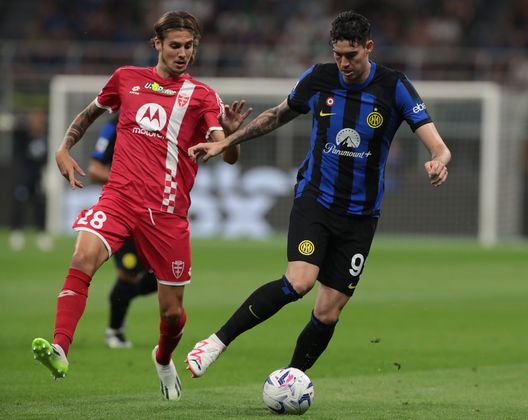 MILAN, ITALY - AUGUST 19: Alessandro Bastoni of FC Internazionale in action, battles for the ball with Andrea Colpani of AC Monza during the Serie A TIM match between FC Internazionale and AC Monza at Stadio Giuseppe Meazza on August 19, 2023 in Milan, Italy. (Photo by Emilio Andreoli - Inter/Inter via Getty Images) Consigli Fantacalcio, 5 centrocampisti per la 2a giornata: Chiesa e Felipe Anderson da bonus- immagine 6