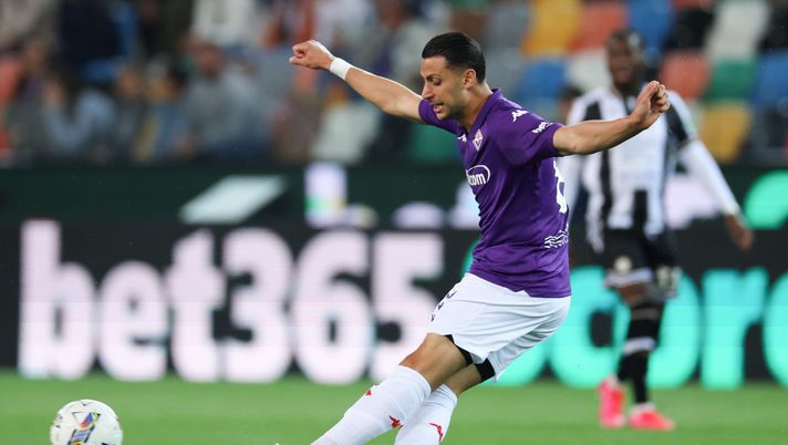 UDINE, ITALY - MAY 25: Rolando Mandragora of Fiorentina in action during the Serie A match between Udinese and Fiorentina at Stadio Friuli on May 25, 2025 in Udine, Italy. (Photo by Timothy Rogers/Getty Images) Baldini: “Mandragora da tenere, offerta del Betis offensiva. Kean resta” - immagine 1