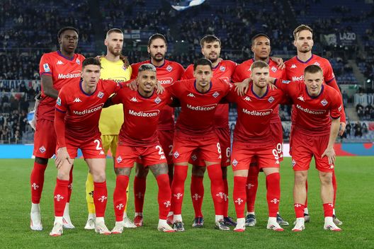 ROME, ITALY - JANUARY 26: Fiorentina players pose for a team photograph prior to the Serie A match between SS Lazio and Fiorentina at Stadio Olimpico on January 26, 2025 in Rome, Italy. (Photo by Paolo Bruno/Getty Images) Fiorentina