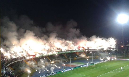 Coreografia della Curva Sud avellinese prima della seminale play-off di serie B 2014/2015 Avellino-Bologna allo Stadio Partenio Il Partenio torna in B: le coreografie più belle dello stadio di Avellino- immagine 4