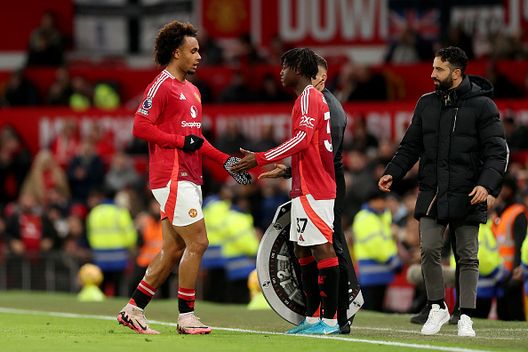 MANCHESTER, INGHILTERRA - 30 DICEMBRE: Joshua Zirkzee del Manchester United viene sostituito da Kobbie Mainoo durante il primo tempo della partita di Premier League tra Manchester United FC e Newcastle United FC all'Old Trafford il 30 dicembre 2024 a Manchester, Inghilterra. (Foto di Carl Recine/Getty Images) Manchester United, Mainoo e Zirkzee non si muovono: Amorim non li lascia partire- immagine 2