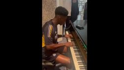 VIDEO / Tchouameni, fuoriclasse anche al pianoforte