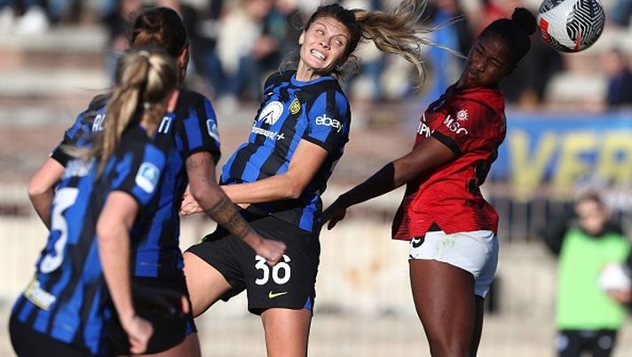 MILAN, ITALY - NOVEMBER 25: Michela Cambiaghi of FC Internazionale and Chante’ Dompig of AC Milan jump for the ball during the Women Serie A eBay match between FC Internazionale and AC Milan at Arena Civica Gianni Brera on November 25, 2023 in Milan, Italy. (Photo by Marco Luzzani/Getty Images) Derby femminile all’Arena: un urlo nella ripresa, vincono le nerazzurre - immagine 1