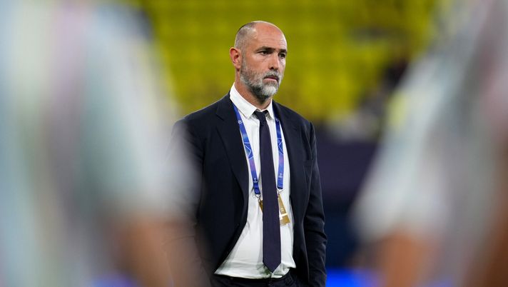 VILLARREAL, SPAIN - OCTOBER 01: Igor Tudor, Head Coach of Juventus, looks on prior to the UEFA Champions League 2025/26 League Phase MD2 match between Villarreal CF and Juventus at Estadio de la Ceramica on October 01, 2025 in Villarreal, Spain. (Photo by Aitor Alcalde/Getty Images) Tudor perde un difensore per 45 giorni: torna proprio contro la Fiorentina - immagine 1