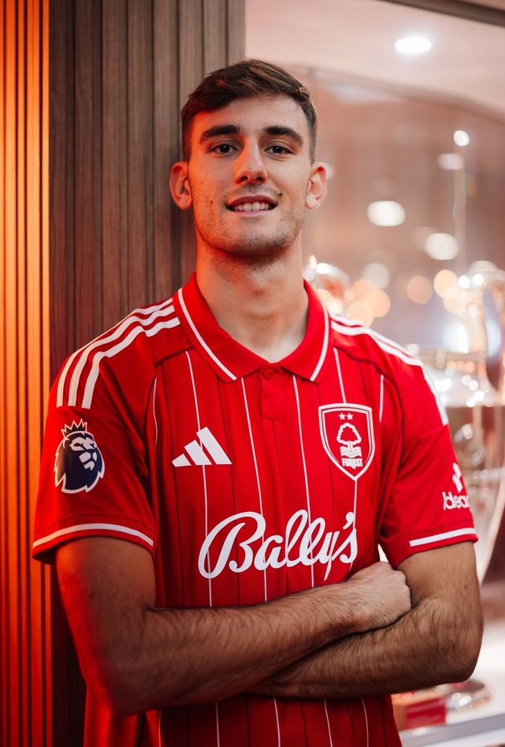 Lucca si trasferisce al Nottingham: i primi scatti con la nuova maglia! – LE FOTO - immagine 3