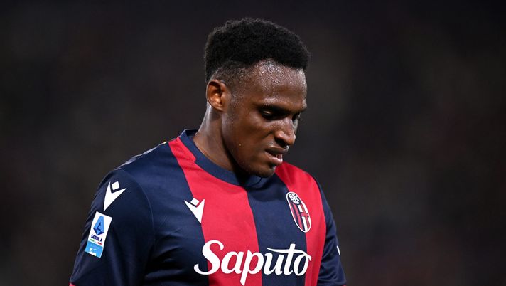 BOLOGNA, ITALY - SEPTEMBER 28: Jhon Lucumi of Bologna reacts after receiving a red card during the Serie A match between Bologna and Atalanta at Stadio Renato Dall'Ara on September 28, 2024 in Bologna, Italy. (Photo by Alessandro Sabattini/Getty Images) Lucumì il preferito, ma c’è la clausola. United e Newcastle tentano Ndicka - immagine 1