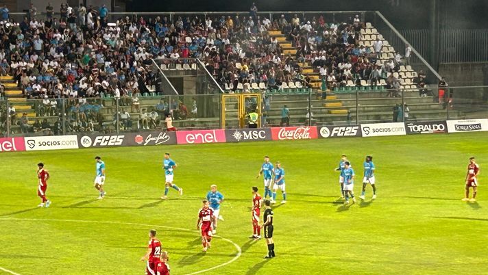 Gianluca Conte imita i tecnici del football americano: il gesto durante l’amichevole - immagine 1