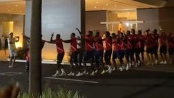 Mondiali, i tifosi di Panama fanno casino sotto l’hotel del Suriname: i calciatori scendono a ballare