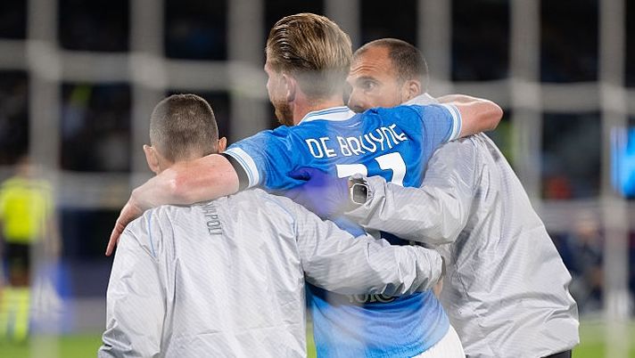 NAPLES, ITALY - OCTOBER 25: Kevin De Bryune of Napoli suffers injury during the Serie A match between SSC Napoli and FC Internazionale at Stadio Diego Armando Maradona on October 25, 2025 in Naples, Italy. (Photo by SSC NAPOLI/SSC NAPOLI via Getty Images) Sky – De Bruyne è già partito per il Belgio: ecco il suo orientamento sull’operazione e i tempi - immagine 1