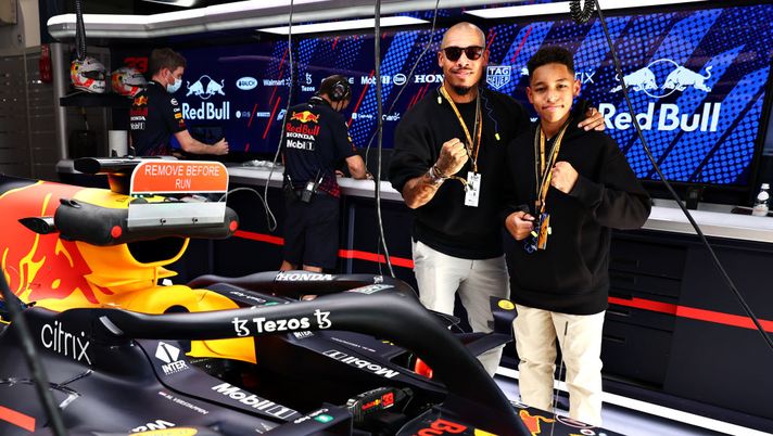 DOHA, QATAR - NOVEMBER 21: Dutch footballer Nigel de Jong poses for a photo in the Red Bull Racing garage before the F1 Grand Prix of Qatar at Losail International Circuit on November 21, 2021 in Doha, Qatar. (Photo by Mark Thompson/Getty Images) La nuova vita dell’ex Milan De Jong: oggi l’olandese vende auto di lusso - immagine 1