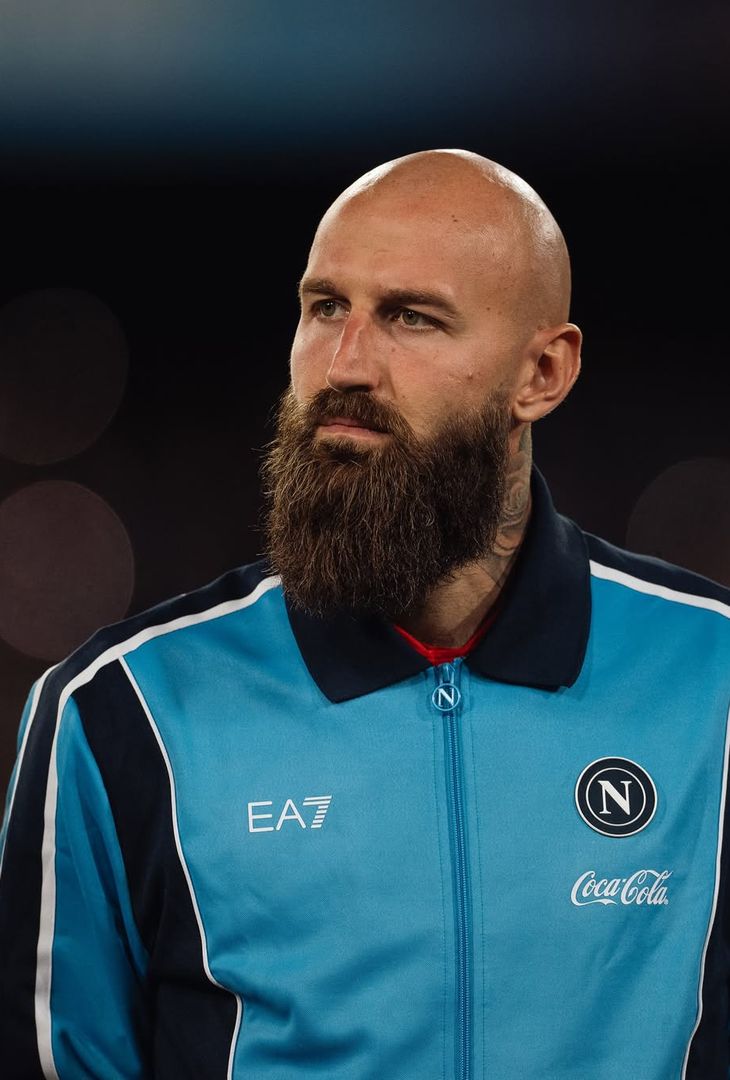 Il Napoli vince in Champions con stile: la bellissima nuova giacca pre gara – LE FOTO - immagine 6