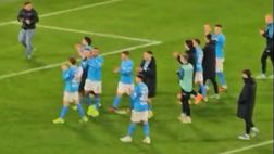 Il Napoli torna alla vittoria: i calciatori vanno sotto la Curva B dopo lo striscione