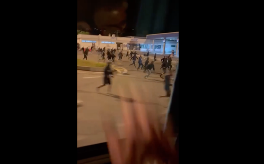 Assalto tifosi del Napoli al pullman dell’Inter Club di Prato: “Pietre e spranghe. Hanno…” Assalto tifosi del Napoli al pullman dell’Inter Club di Prato: “Pietre e spranghe. Hanno…” - immagine 1