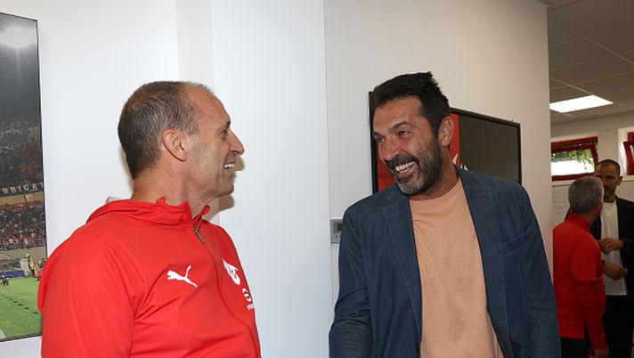 CAIRATE, ITALY - AUGUST 20: Italy Head Delegation Gianluigi Buffon and head coach AC Milan Massimiliano Allegri look on during AC Milan training session at Milanello on August 20, 2025 in Cairate, Italy. (Photo by Claudio Villa/AC Milan via Getty Images) La sintesi di Buffon: “Allegri sfacciato, Conte feroce” - immagine 1
