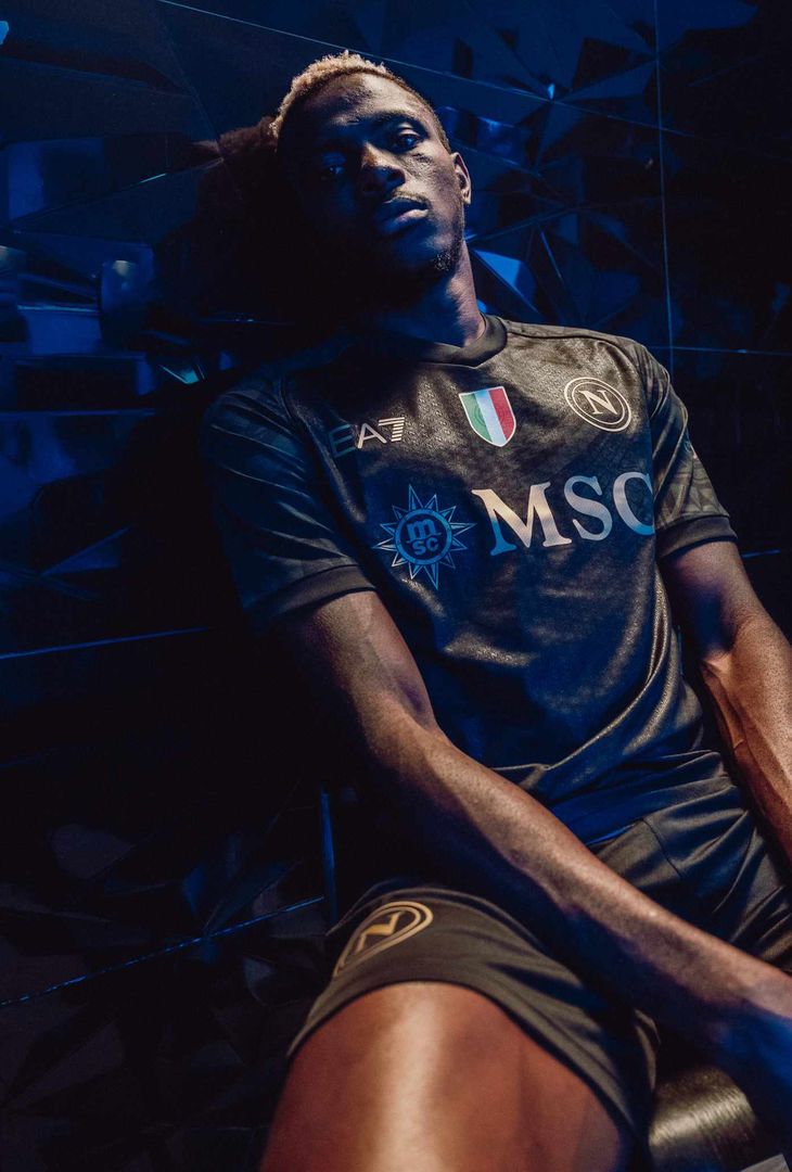 GALLERY Il Napoli presenta la terza maglia, Osimhen posa con il nuovo kit: gli scatti - immagine 4