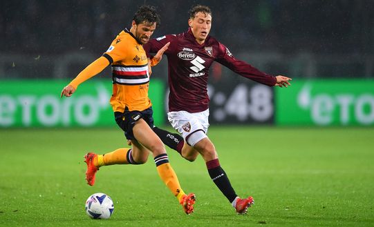 TURIN, ITALY - NOVEMBER 09: Bartosz Bereszynski of UC Sampdoria is challenged by Mergim Vojvoda of Torino FC during the Serie A match between Torino FC and UC Sampdoria at Stadio Olimpico di Torino on November 09, 2022 in Turin, Italy. (Photo by Valerio Pennicino/Getty Images)