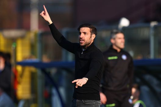 COMO, ITALY - MARCH 08: Cesc Fabregas Head Coach of Como 1907 gduring the Serie A match between Como and Venezia at Stadio G. Sinigaglia on March 08, 2025 in Como, Italy. (Photo by Francesco Scaccianoce/Getty Images) Conceicao Fabregas