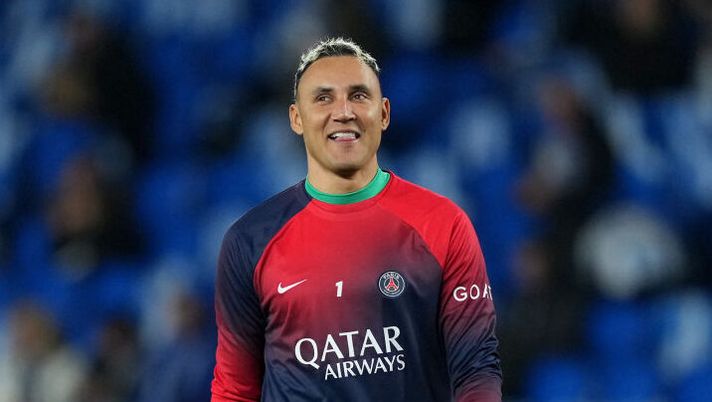SAN SEBASTIAN, SPAIN - MARCH 05: Keylor Navas of Paris Saint-Germain looks on in the warm up prior to the UEFA Champions League 2023/24 round of 16 second leg match between Real Sociedad and Paris Saint-Germain at Reale Arena on March 05, 2024 in San Sebastian, Spain. (Photo by Alex Caparros/Getty Images) BREAKING – Sorpresa Keylor Navas: il portiere è in arrivo in Italia, è fatta! - immagine 1